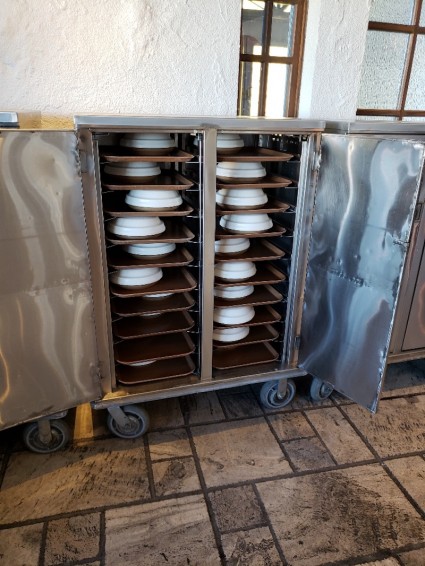Cabinet réchaud isolé sur roues